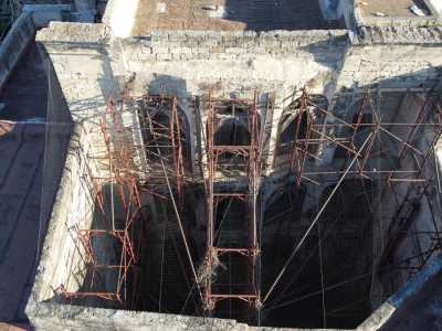 Quest�ultimo � comunque ben distinguibile, con le sue varie arcate in pietra che, su tre differenti livelli, creano un complesso gioco di volte rampanti e di archi a pieno centro